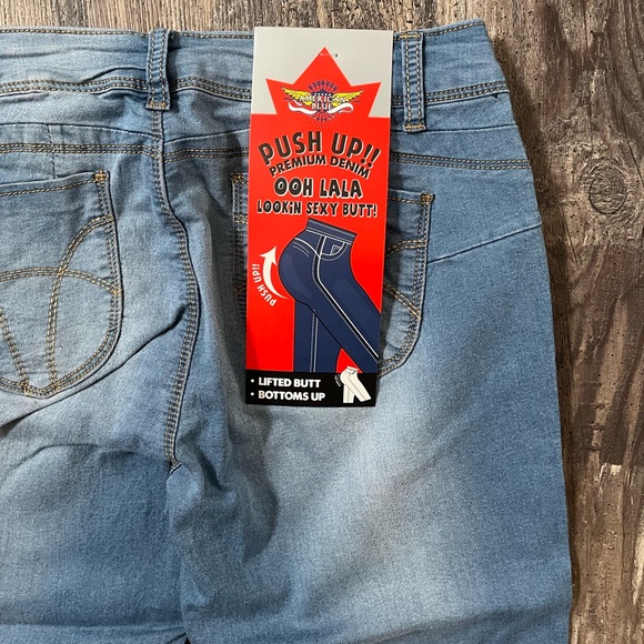 American Blue Jeans Women’s Better Butt Light Wash Skinny Leg NWT Various Sizes - Picture 10 of 10